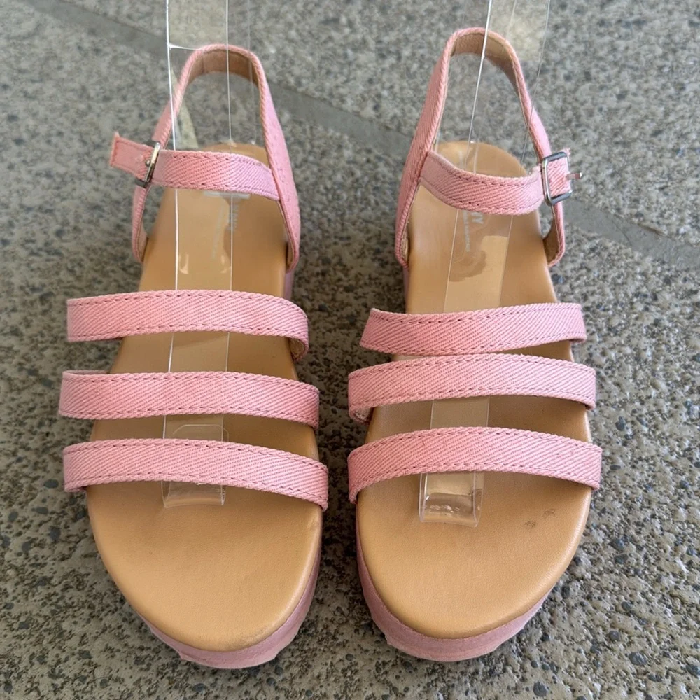 Old Navy girl’s abalone pink strappy platform sandals size 3Y